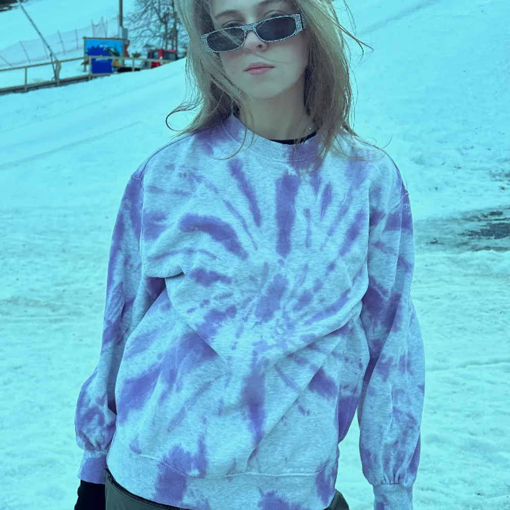 AFTERSKI! Tie-dye sweatshirt i grå och lila, passar XS-M beroende på vilken passform man gillar. Sista bilden är ett stylingförslag!💜. Hoodies.