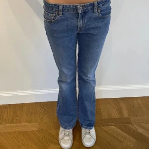 Lågmidjade levis jeans - säljer dessa snygga Levis lågmidjade jeans💓