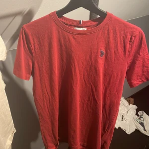 Polo Ralph lauren - Säljer en polo t-shirt Knappt använd! Skick 9/10  Hör av er vid frågor⚡️