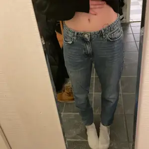 Jag säljer dessa byxor då jag känner att de är för korta för min längd och inte längre passar som de brukade på mig.  Jeansen är använda, men i väldigt gott skick. 