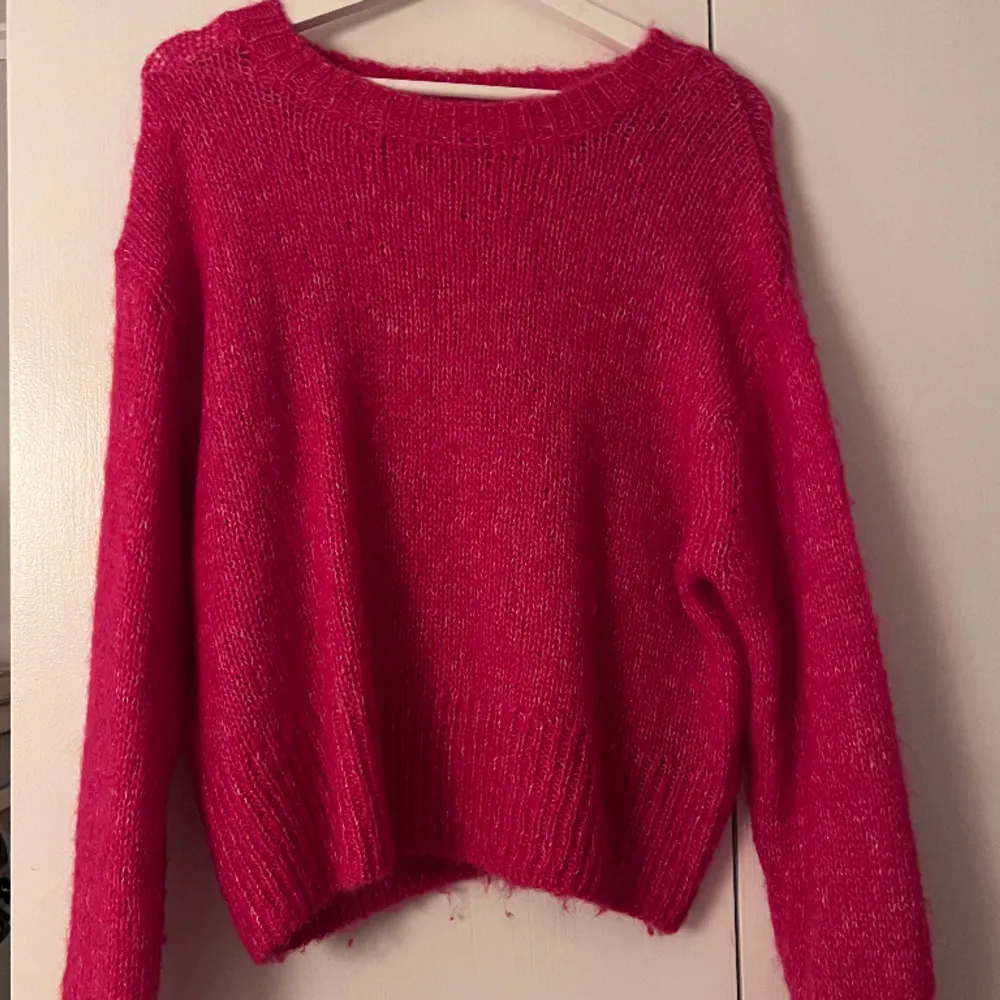 Superfin rosa tröja från HM i alpacka ull! Den är endast använd några få gånger och är i nyskick! Den har en superfin färg och är i en jättebra kvalitet som är jättehållbar🩷. Tröjor & Koftor.