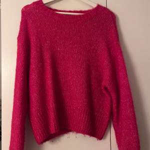 Superfin rosa tröja från HM i alpacka ull! Den är endast använd några få gånger och är i nyskick! Den har en superfin färg och är i en jättebra kvalitet som är jättehållbar🩷