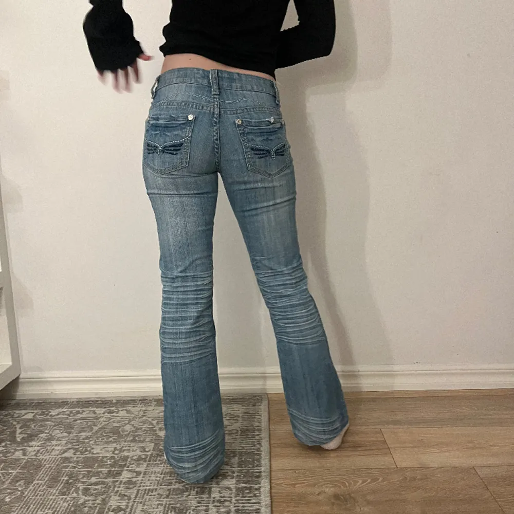 Supersnygga lowwaist bootcut jeans i fint skick utan fläckar, köpta på vinted, midjemåttet är 35 cm tvärs över och Innerbenslängden är 69 cm🩷 tryck gärna på köp nu!. Jeans & Byxor.