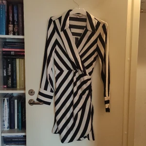 Superfin randig klänning - Superfin randig klänning i omlott. Använd en gång, den är i fint skick! Svalt och fint material.  Kan mötas upp i lund, annars står köparen för frakten 🌸