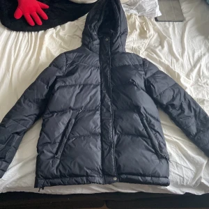 Jacka  - Ganska bra skick. Inga hål o inga slitningar. Säljer pga att den är för liten. 