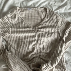 Stickad tröja  - Säljer min så sköna stickade tröja. Den är i barnstorlek men skulle säga att den är som en S i storleken 🥰