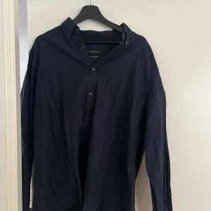 Massimo dutti skjorta i fint skick - Skön navy färg, inga fläckar eller hål, skriv för mått, kan mötas upp och fraktar också.
