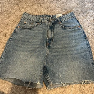 Shorts till knä - Super fina shorts ner till knä. Precis som nya!