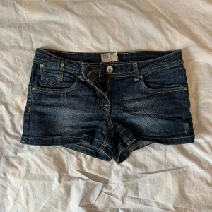 Mörkblå låidjade jeansshorts från Ckh - Mörkblå lågmidjade jeansshorts i storlek 36. Använd gärna köp nu!