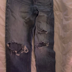 Gina tricot  - Bra skick dock blivit för små för mig, använd bara några få antal gånger. Fortfarande skit bra skick, ingen stretch. Minns inte vad de kostade just då, då de va köpt Nåra år sen, man kan försöka söka upp eller skriv dm så letar jag✌🏻