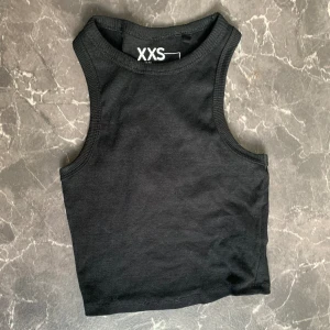 Linne - Jag säljer ett ribbat, croppat linne från New Yorker i storlek XXS. I bra skick då det ej använts så mycket.  💕Skriv om du undrar nåt💕 💸Priset går att diskutera💸