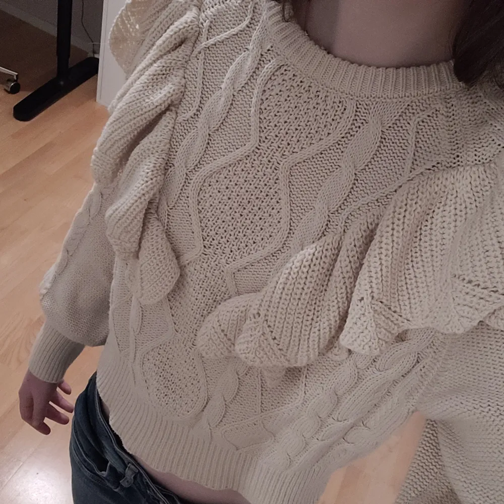 Säljer denna snygga tröjan ifrån only💓 Endast använd en gång men den var inte riktigt min stil. Stl M men passar även S🥰. Neuleet.