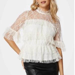 snygg blus - lägger ut igen så köp nu kan användas💕