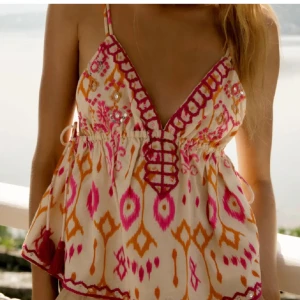 Zara topp - Fin topp från zara. Prislapp kvar, glömt och skicka tillbaka den därav säljer den här. Priset går att diskutera vid snabb affär. Storlek S passar även xs och m då den går att dra åt.🥰