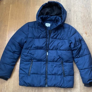 Blå Vinterjacka - Köptes förra året men har inte kommit till så mycket användning. Den är Stl 158 och den har inga skador!!