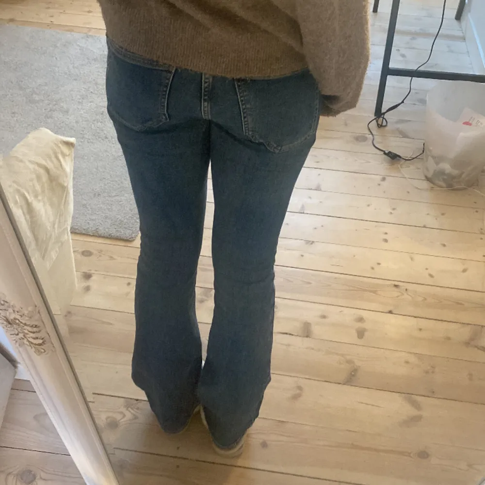 super fina jeans. säljer då jag tycker att de är lite korta på mig som är 173💗. Jeans & Byxor.