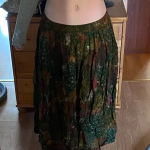 midi kjol  - Köpt här på plick men säljer eftersom att den inte kommer i användning.   går att ha low waist för att få den till en maxi kjol, annars är den stor i midjan (passar 44) och vad- lång   har även en ficka. Är 175 för jämförelse