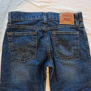 Säljer dessa supersnygga lågmidjade bootcut jeans från Levis i modellen 518💗 De har midjemåttet 36cm, innerbenslängden 70cm och totallängden 92cm 💗 De är för små för mig så har ingen bild med de på men rekommenderar att söka upp modellen 518 för bild
