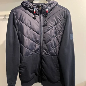 Tommy Hilfiger Jacka - Helt ny Tommy Hilfiger jacka i storlek Medium, aldrig använd samt alla lappar sitter kvar i jackan. Nypris 2500kr