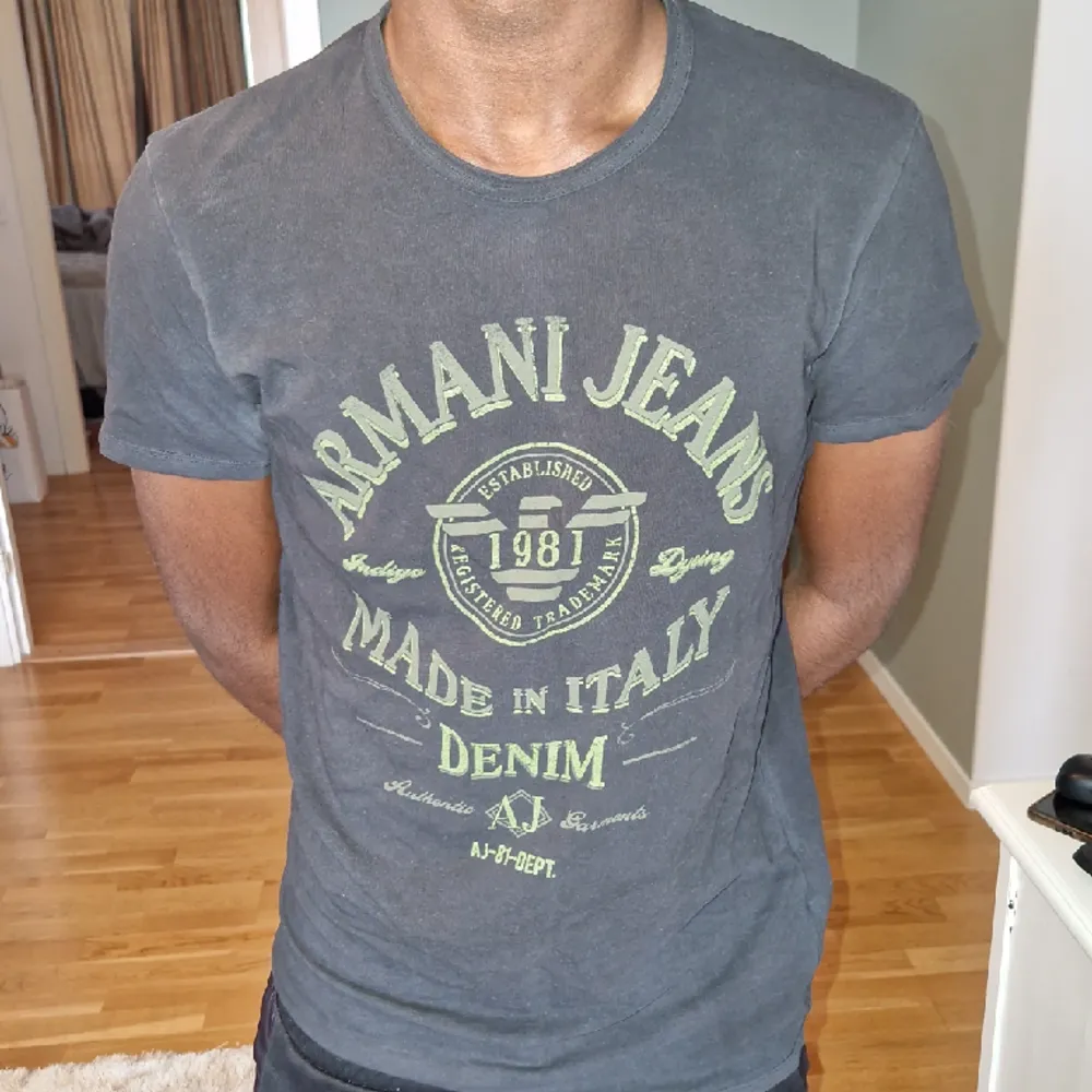 Armani T-shirt till salu. Nyskick och helt oanvänd. Skriv om intresserad.. T-shirts.