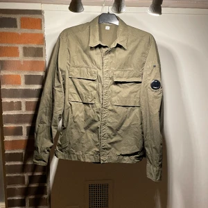 Cp company overshirt - En mörkgrön cp company overshirt i super skick, overshirten är i storlek M och är ganska true to size skulle jag säga. Självklart äkta! Hör av er vid fler frågor!
