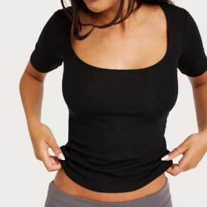 Topp från Nelly - Svart topp från Nelly, kommer inte till användning. Mycket bra skick.  Ordinariepris; 299kr