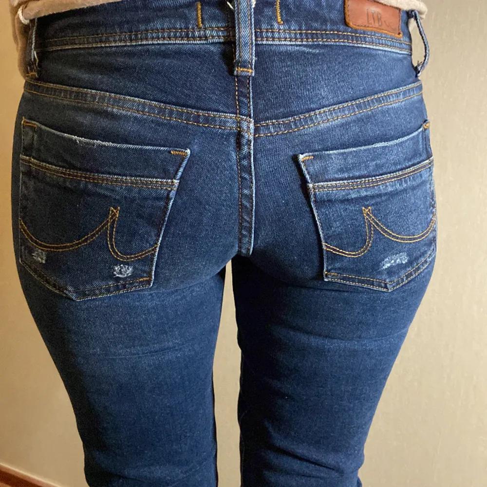 W26 L30, blue addicted, jag är 160 och dessa är perfekt i längden för mig. Endast använda vid ett tillfälle, säljes pga för små. Priset kan diskuteras. Jeans & Byxor.