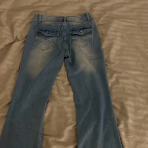 Jättefina lågmidjade byxor - Lågmidjade byxor,bra kvalite, storlek xs,säljer pågrund av att dom är lite för stora för mig.Använt 1 gång och det var när jag testa dom. Köp gärna💞