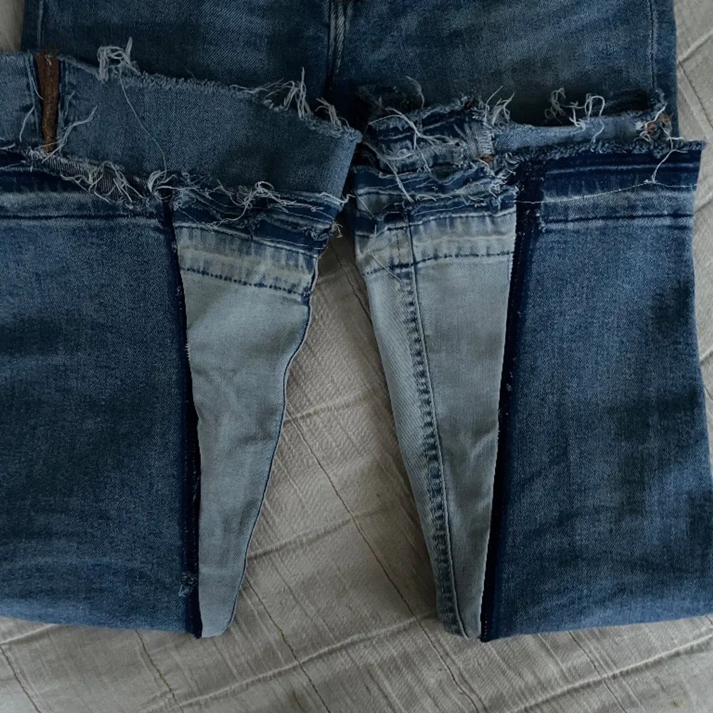 Ljusblå jeans med stjärnor på bakfickorna💙stretchiga så dem är sköna💙 säljer för att jag redan har så många jeans💙. Jeans & Byxor.