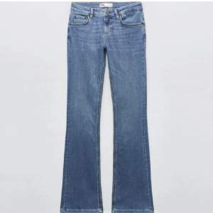Lågmidjade jeans från zara i strl 34💕💕 säljs inte längre! Stretchiga så passsr även 36