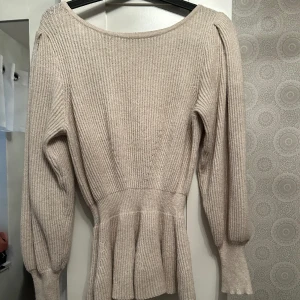 Tröja från only - En tröja från only, går in i midjan och ut som en sorts volang