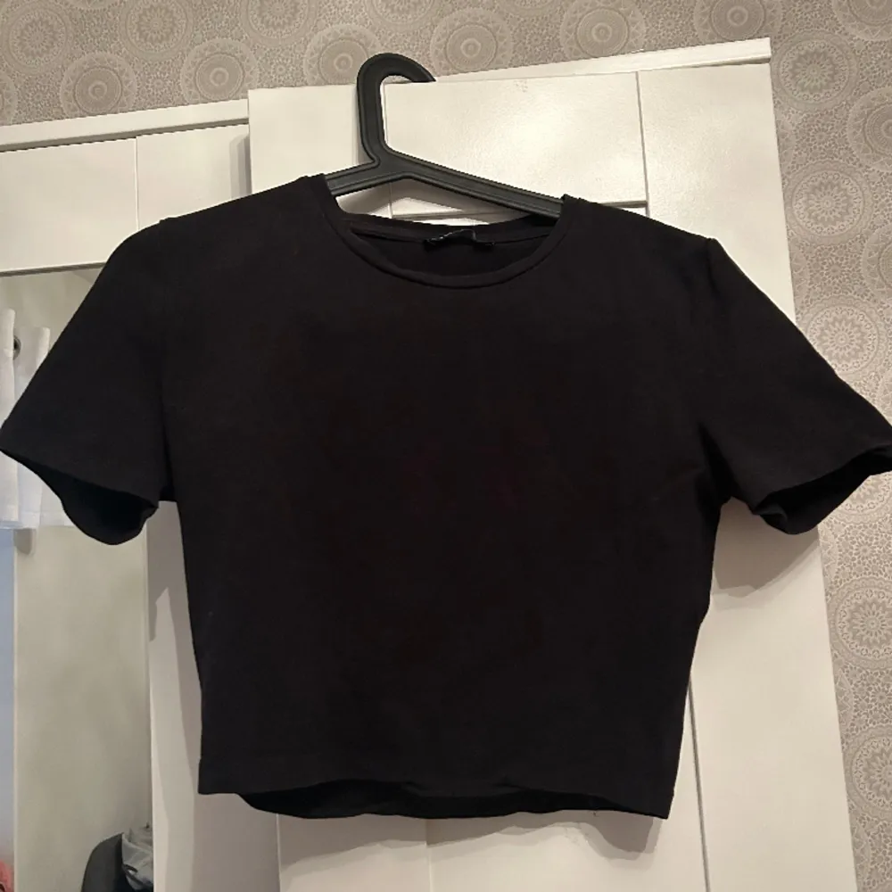 En croppad vanlig svart tröja från Zara. T-shirts.