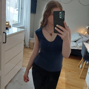 Marinblå tröja - Marinblå tshirt i mjukt tyg, fint skick, pris går att diskuteras ❤ 