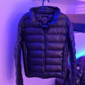 Colmar jacka  - Säljer en asfet Colmar jacka svart utan revor eller liknande! Storlek 50 dvs Medium. Väldigt clean svart dunjacka som passar till dem flesta outfitsen! Jackan är självklart äkta men sälj för ett väldigt bra pris. Ny pris runt 2400kr 🙌🏼