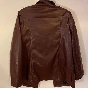 Läderjacka brun/röd storlek M - Rensar min garderob! Denna har helt klart varit en favorit. Dessvärre för liten och hade älskat om den fick ett annat hem istället för slängas. 