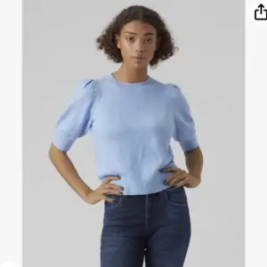 Jättefin stickad blå t-shirt från vero Moda storlek S. Använd några enstaka gånger. Hör av för frågor