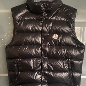 Moncler - Väst - Säljer min monclerväst efter att endast använt den under en höst. Inga spår på användning , 9/10 i skick. Scan funkar!  Finns i Halmstad.