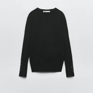 Snygg långarmad svart tröja - Min snygga tröja från zara med guldknappar på armarna. Säljer då jag behöver pengar och den inte kommer till så stor användning. Skriv vid frågor❤️