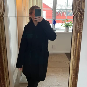 Svart kappa  - Svart kappa från vila i storlek 36. Jätte bra skick, finns fickor och går att knyta i midjan med ett band😊