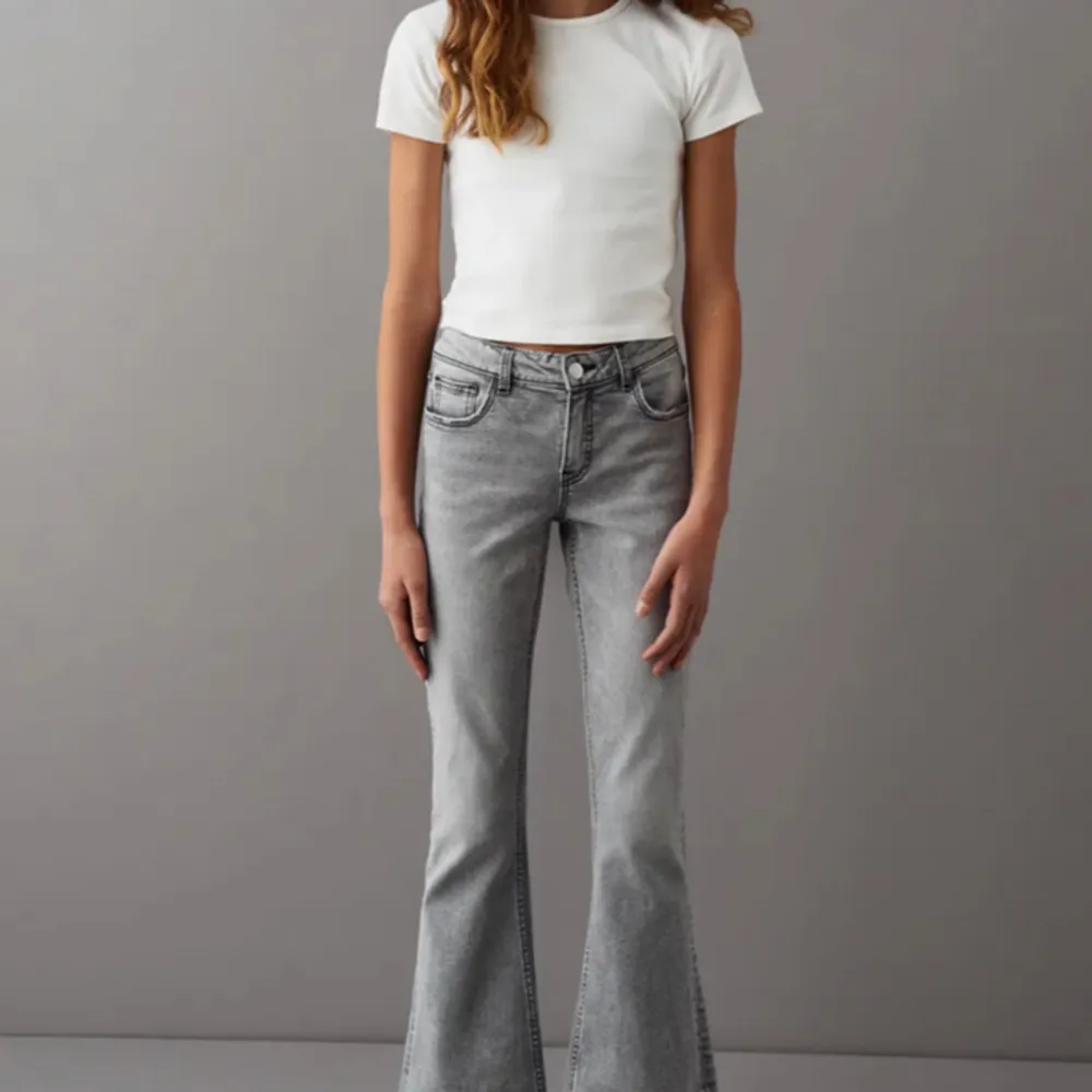 Säljer mina lågmidjade bootcut jeans från Gina Tricot Young, de är ljusgråa och använda fåtal gånger, strl 152. Kan skicka fler bilder om man vill🤍. Jeans & Byxor.