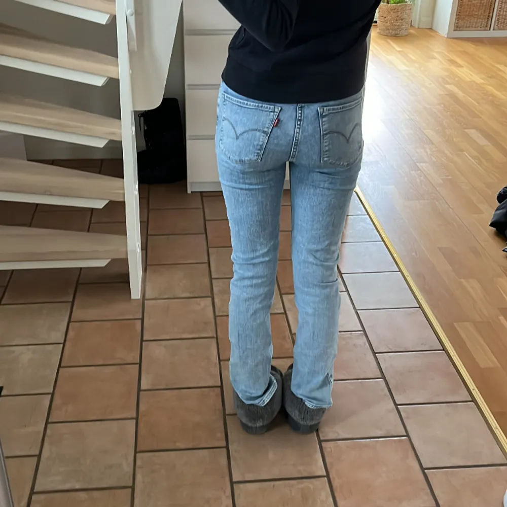 Säljer mina gamla Levis jeans då de inte kommer till användning. Jag är 169 och de är lite korta på mig så skulle passa någon kortare än mig💕. Jeans & Byxor.