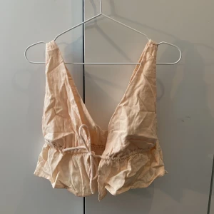 Sommar Topp - Säljer denna fina oanvända sommar topp från bikbok. Prislappen är kvar!🙌🏼