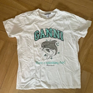 Ganni t-shirt  - Söt, använd typ 1 gång🩵🩵🩵