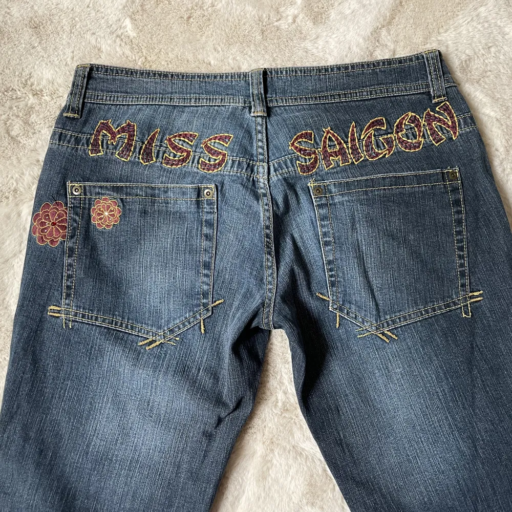 galet snygga lågmidjade jeans som enligt taggen är storlek 40, midjemåttet är 40 cm, hela längden är 108 så passar längre. passar S/M enligt mig. Jeans & Byxor.