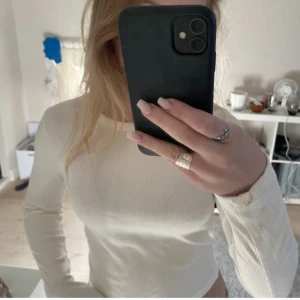 Basic vit tröja  - Basic superfin tröja som är ribbad. Säljer pågrund av att jag inte använder den längre ❤️ Skriv för frågor ! 