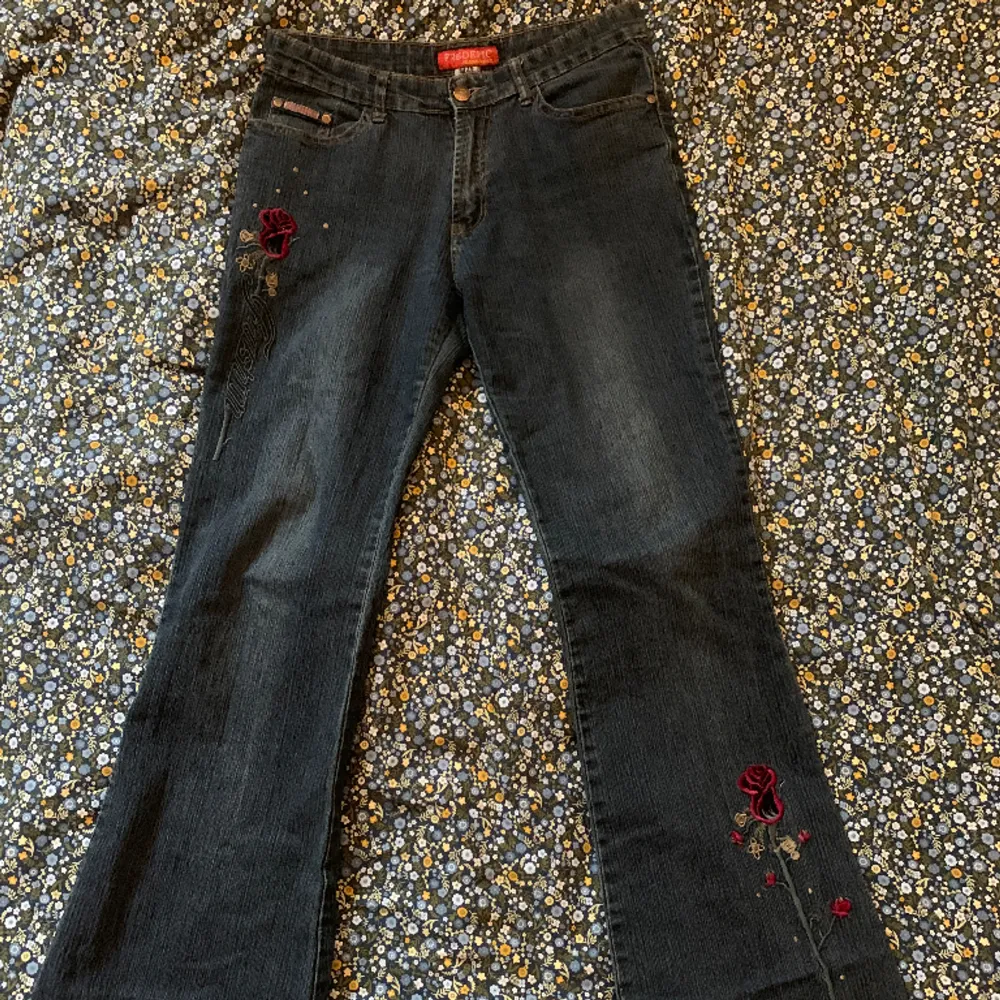 Ett par mörkblå bootcut jeans med blombroderi! Baksidan är lite upptrampad men dom är i fint skick. Midjemåttet är 39 tvärs över. Står storlek 42 på jeansen. Skulle säga att de är s/m. ✨. Jeans & Byxor.