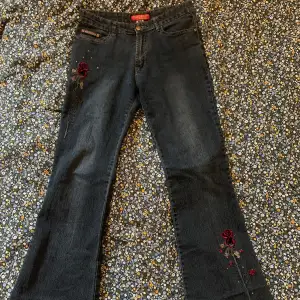 Ett par mörkblå bootcut jeans med blombroderi! Baksidan är lite upptrampad men dom är i fint skick. Midjemåttet är 39 tvärs över. Står storlek 42 på jeansen. Skulle säga att de är s/m. ✨