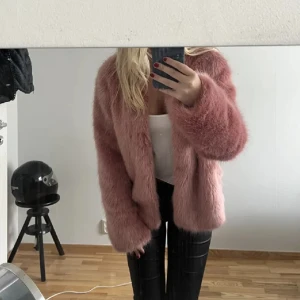 Rosa fluff jacka - bra skick 