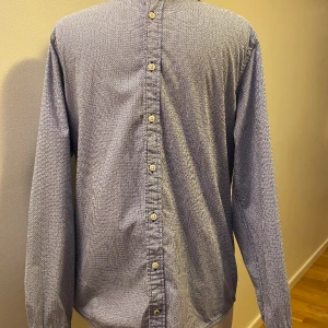 Skjorta strl S slim fit Tommy Hilfiger  - Blå och vit mönstrad Nyskick  100% bomull 