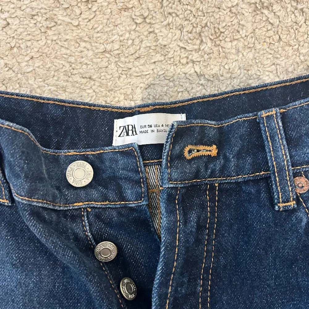 Jättesnygga midwaist mörkblå jeans från zara i storlek 36. Säljer pågrund av att de är för korta för mig som är 175 cm och för att midjan är för liten. Midjemått är ca 70 cm och innerbenet är ca 71 cm. Skriv för frågor eller mer bilder💕🫶. Jeans & Byxor.
